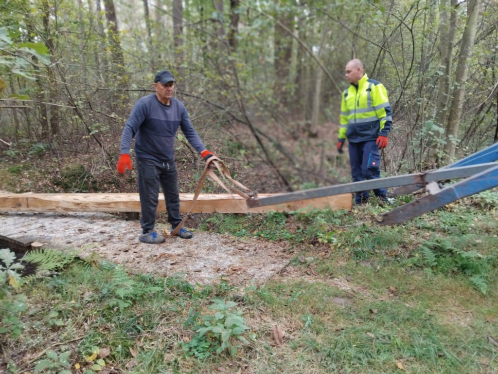 Wymiana kładki w lesie Sumierz