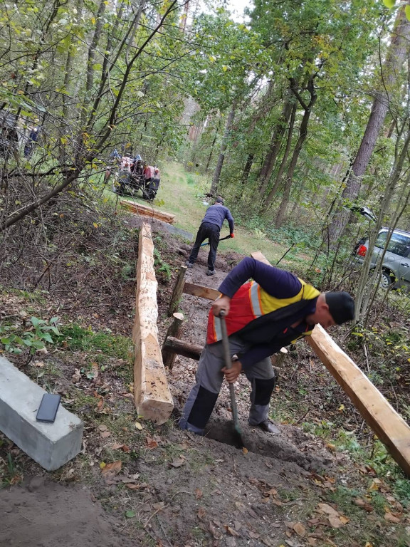 Wymiana kładki w lesie Sumierz