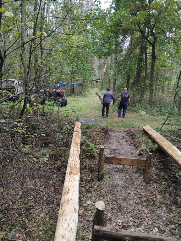 Wymiana kładki w lesie Sumierz