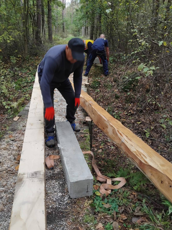 Wymiana kładki w lesie Sumierz