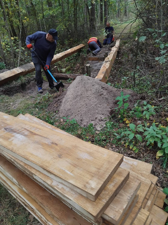 Wymiana kładki w lesie Sumierz