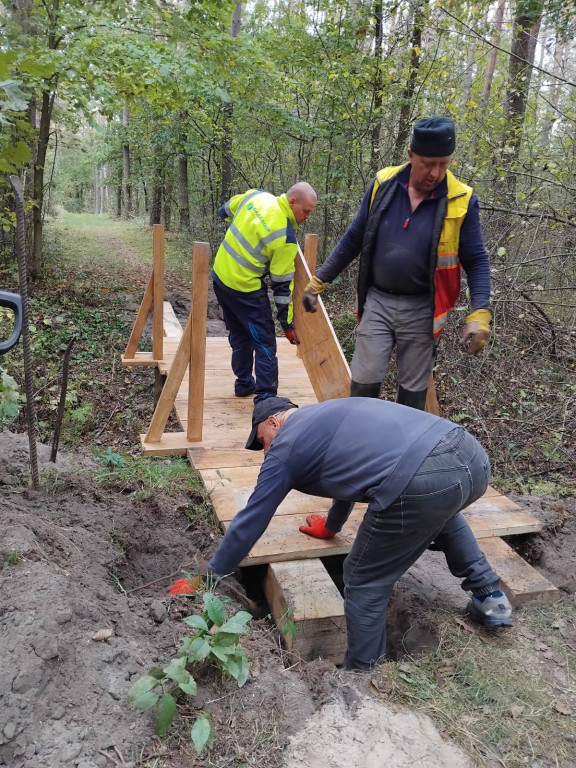 Wymiana kładki w lesie Sumierz