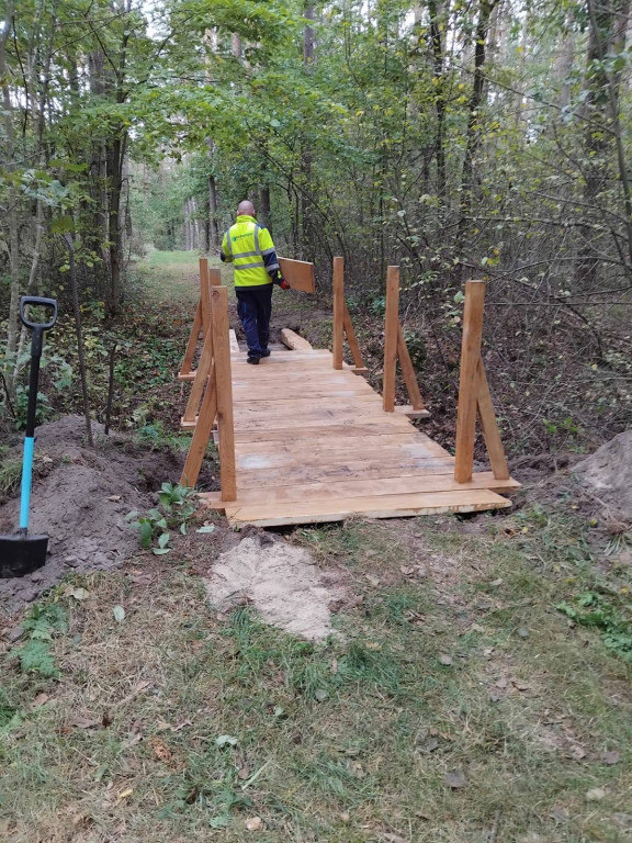 Wymiana kładki w lesie Sumierz