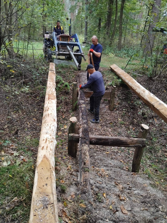 Wymiana kładki w lesie Sumierz