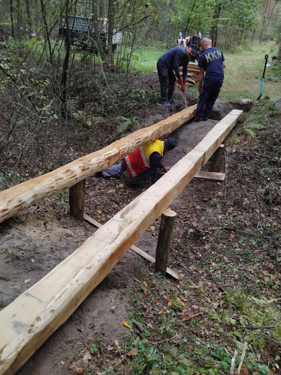 Wymiana kładki w lesie Sumierz