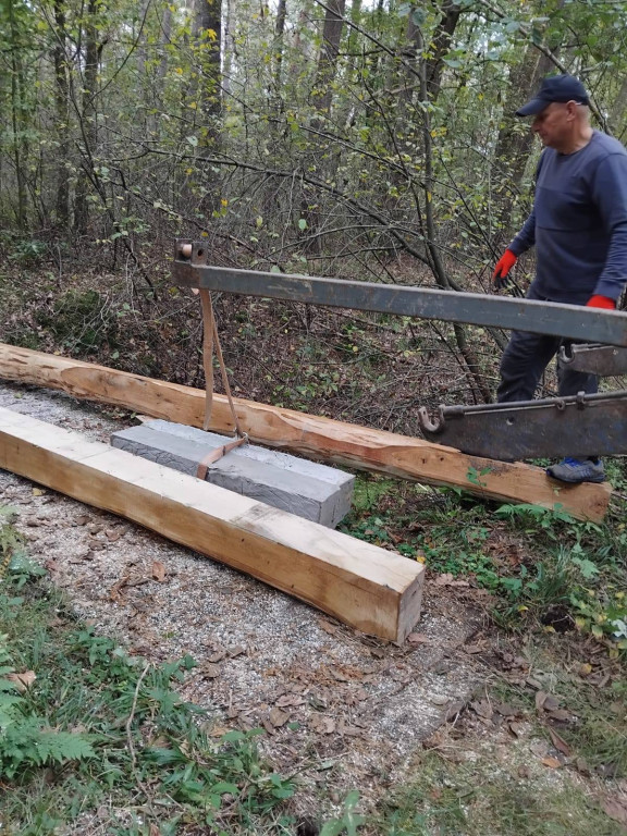 Wymiana kładki w lesie Sumierz