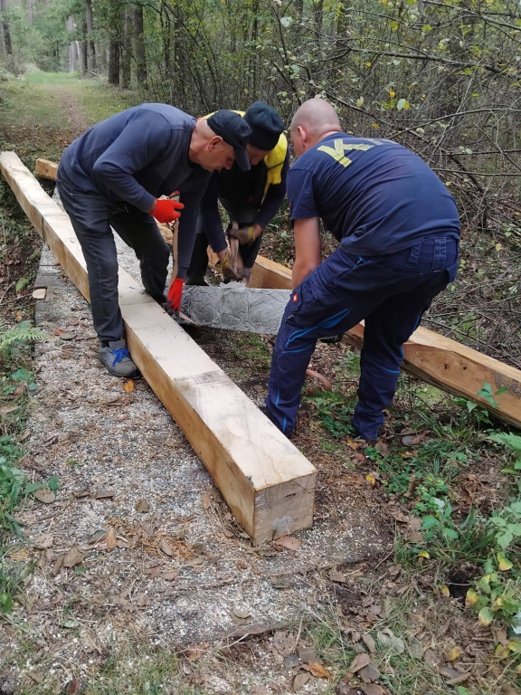 Wymiana kładki w lesie Sumierz