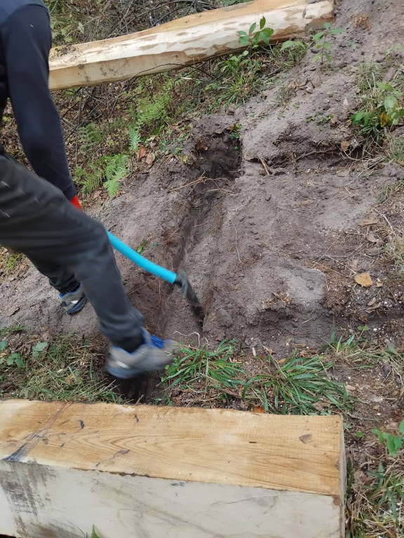 Wymiana kładki w lesie Sumierz