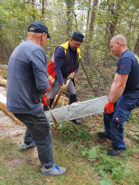 Wymiana kładki w lesie Sumierz
