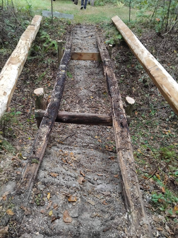 Wymiana kładki w lesie Sumierz