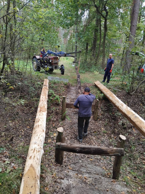 Wymiana kładki w lesie Sumierz