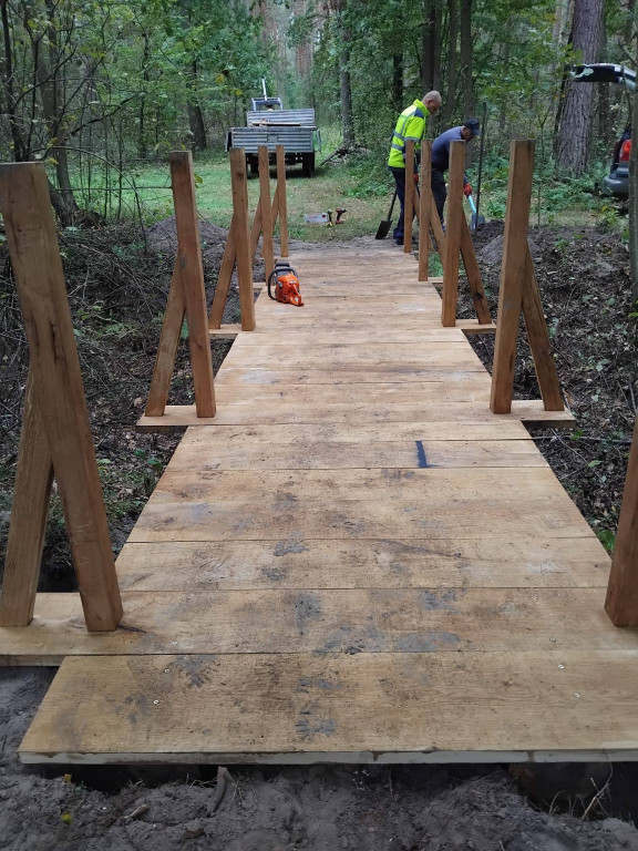 Wymiana kładki w lesie Sumierz