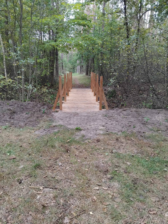 Wymiana kładki w lesie Sumierz