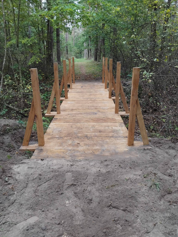 Wymiana kładki w lesie Sumierz