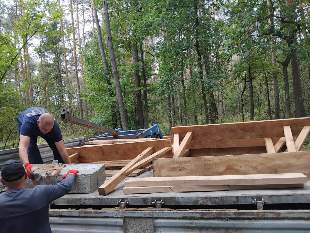 Wymiana kładki w lesie Sumierz