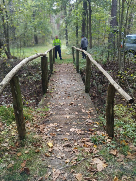 Wymiana kładki w lesie Sumierz