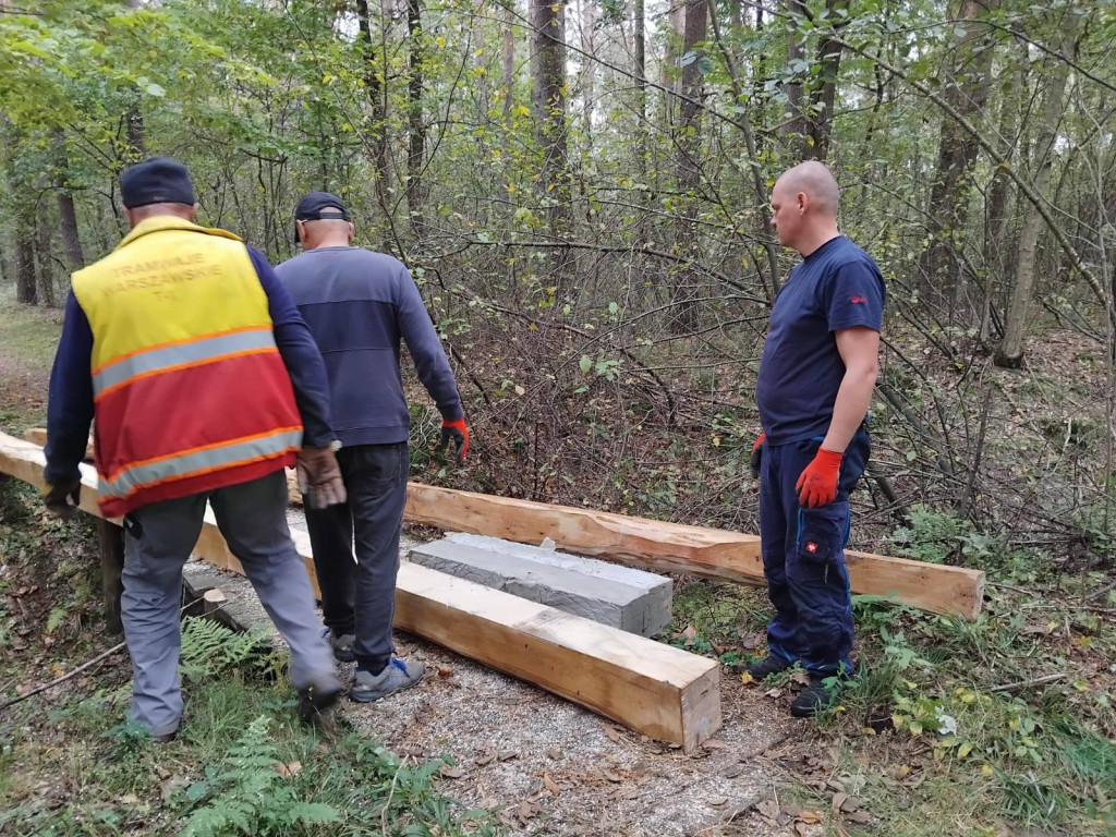 Wymiana kładki w lesie Sumierz