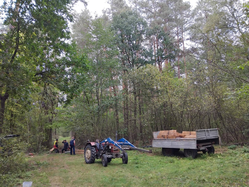 Wymiana kładki w lesie Sumierz