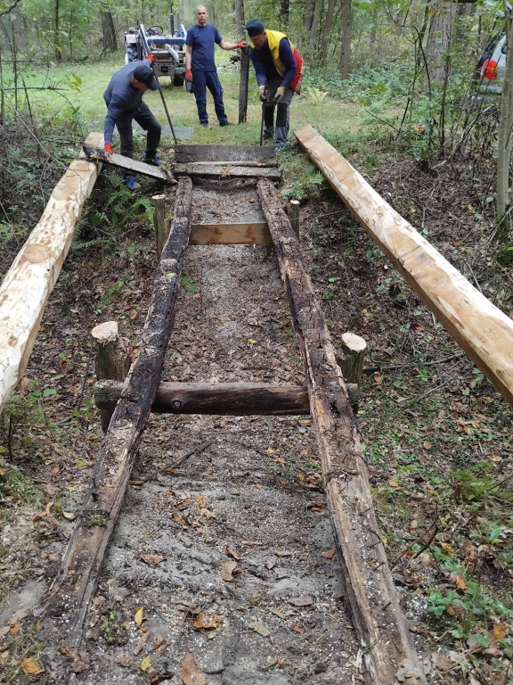 Wymiana kładki w lesie Sumierz