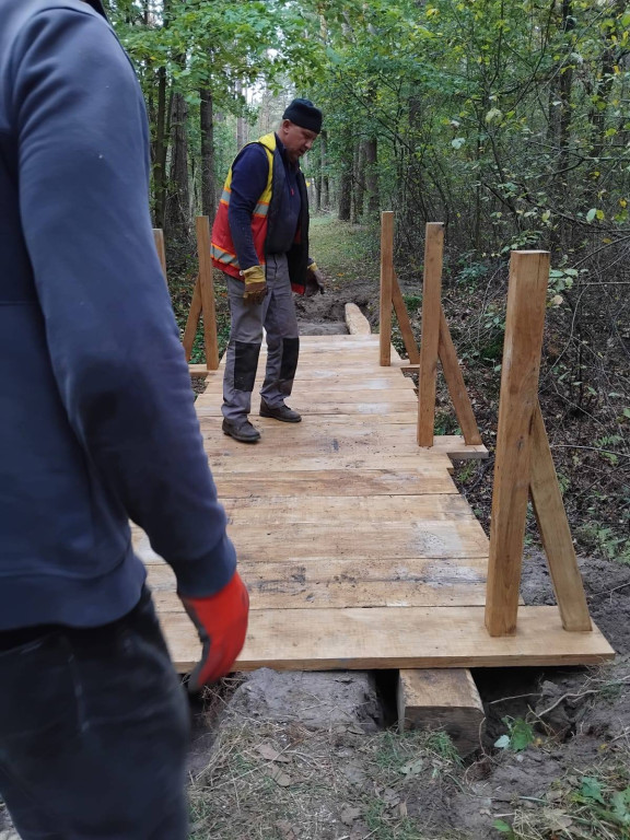 Wymiana kładki w lesie Sumierz