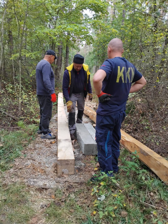 Wymiana kładki w lesie Sumierz