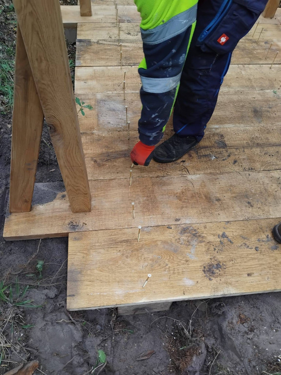 Wymiana kładki w lesie Sumierz