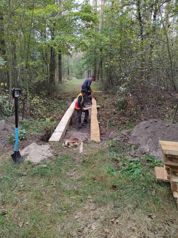 Wymiana kładki w lesie Sumierz