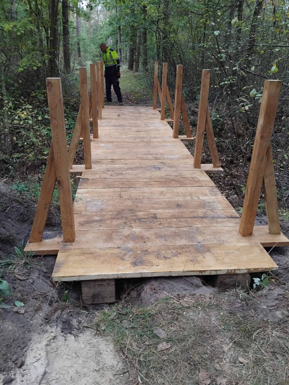 Wymiana kładki w lesie Sumierz