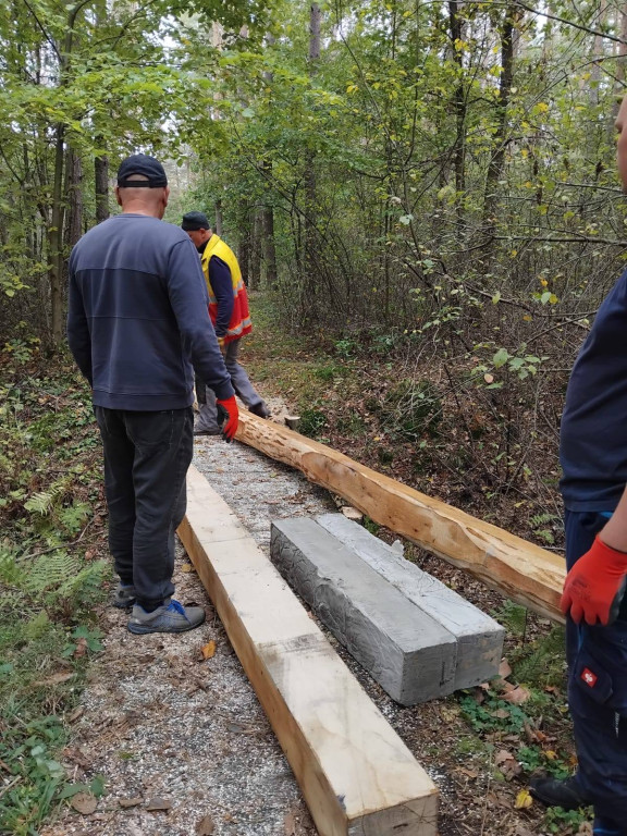 Wymiana kładki w lesie Sumierz