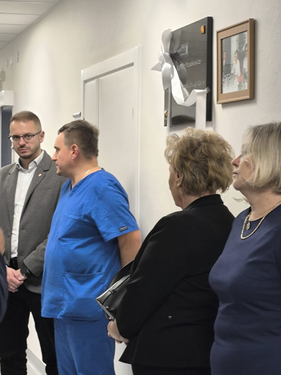 Odsłonięcie tablicy pamiątkowej w szpitalu