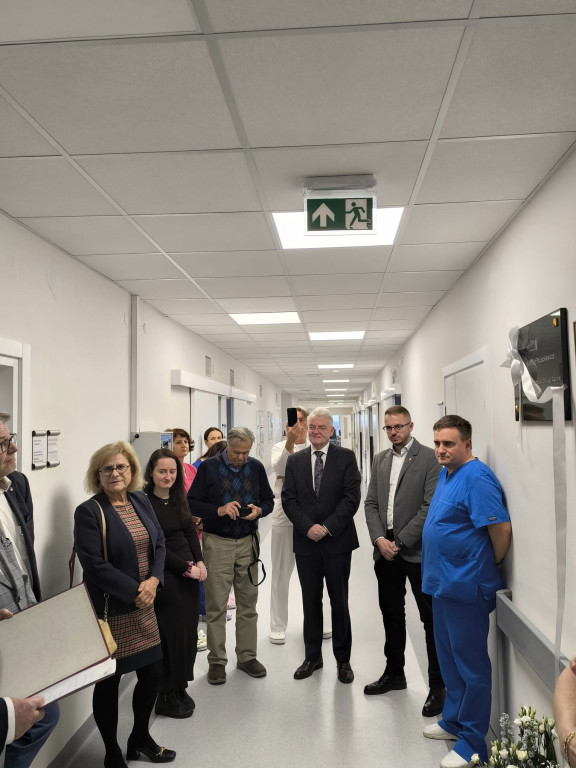 Odsłonięcie tablicy pamiątkowej w szpitalu