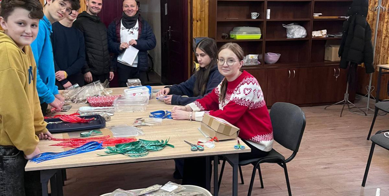 Przygotowywanie siana i pierników przez oazowiczów