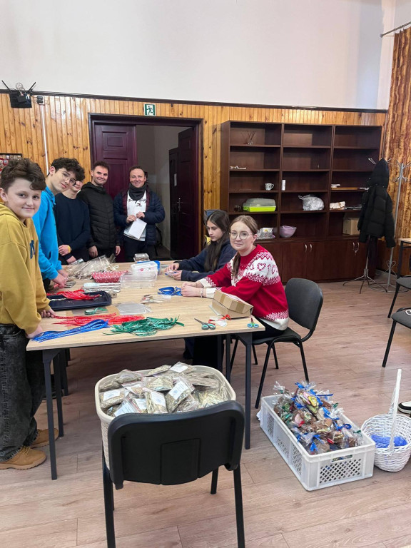 Przygotowywanie siana i pierników przez oazowiczów