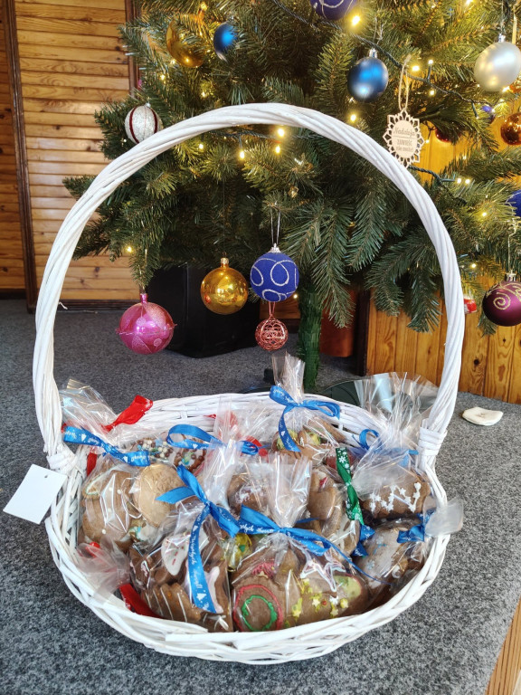 Przygotowywanie siana i pierników przez oazowiczów