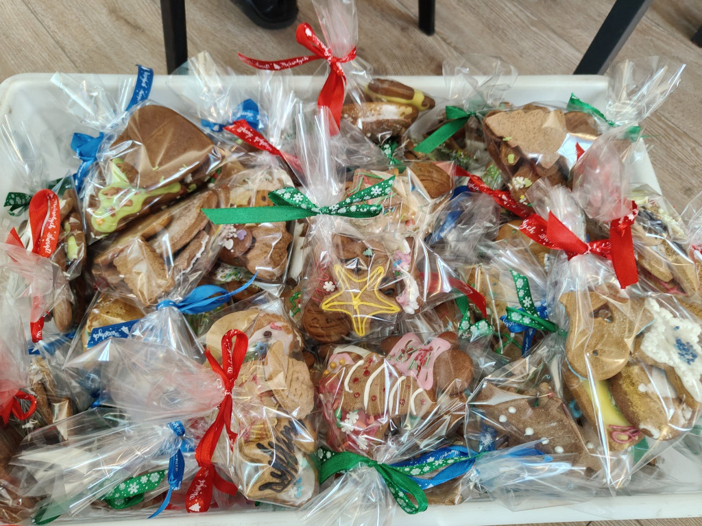 Przygotowywanie siana i pierników przez oazowiczów