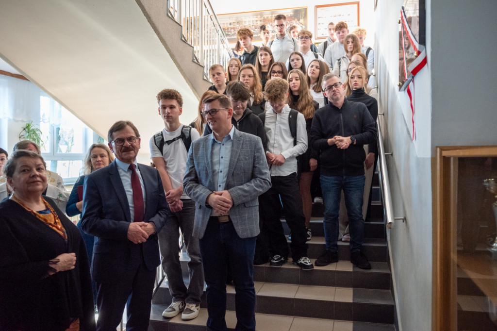 Odsłonięcie tablicy pamiątkowej w I LO