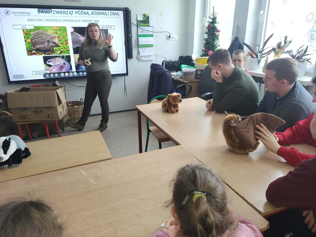 Warsztaty w SOSW z pracownicą Nadleśnictwa