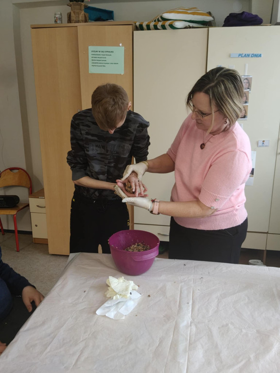 Warsztaty w SOSW z pracownicą Nadleśnictwa