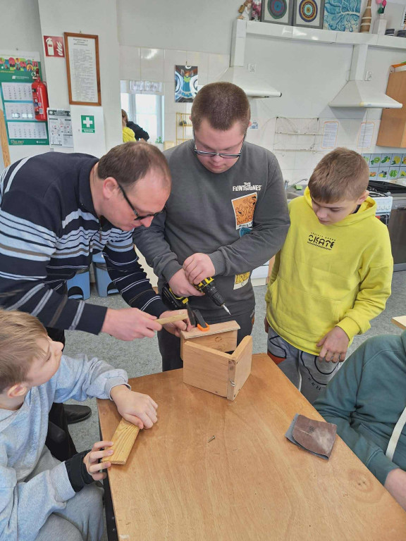 Zajęcia robienia karmników dla ptaków w SOSW