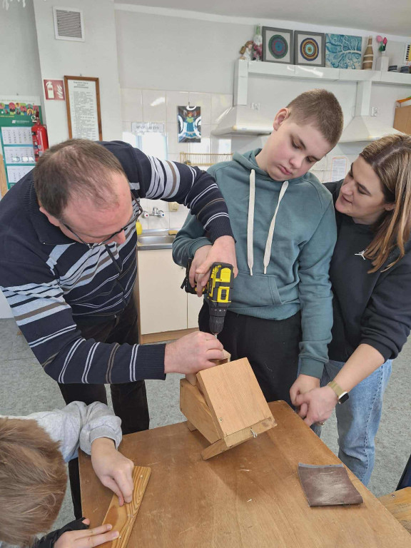 Zajęcia robienia karmników dla ptaków w SOSW