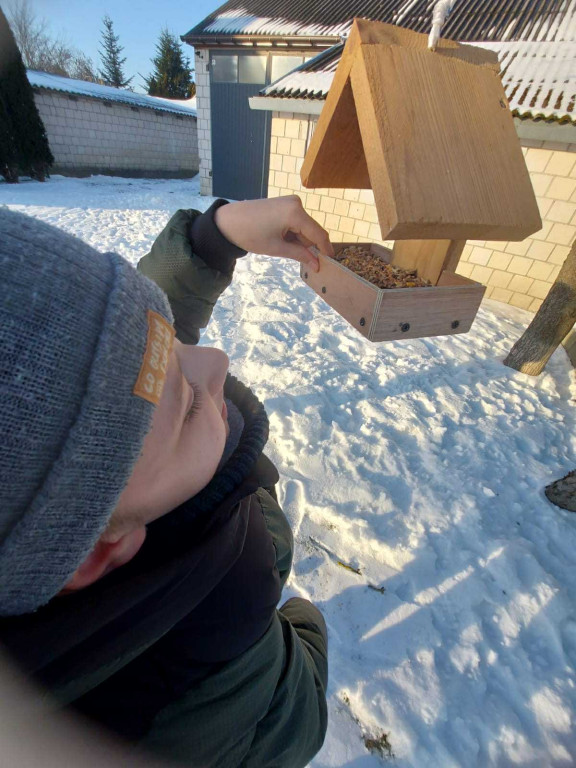 Zajęcia robienia karmników dla ptaków w SOSW