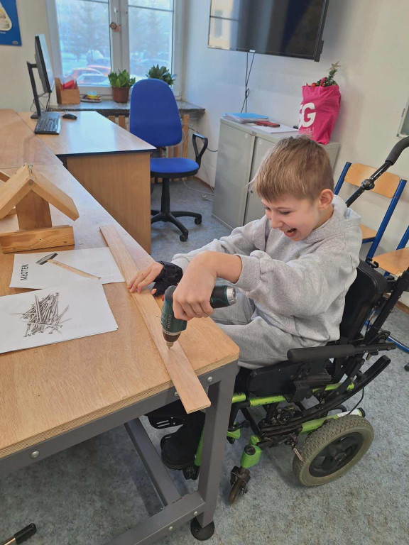 Zajęcia robienia karmników dla ptaków w SOSW