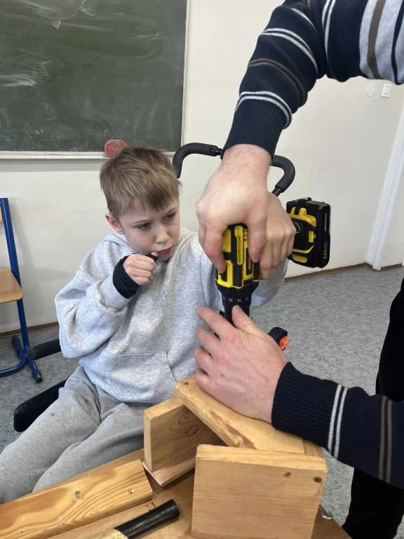 Zajęcia robienia karmników dla ptaków w SOSW