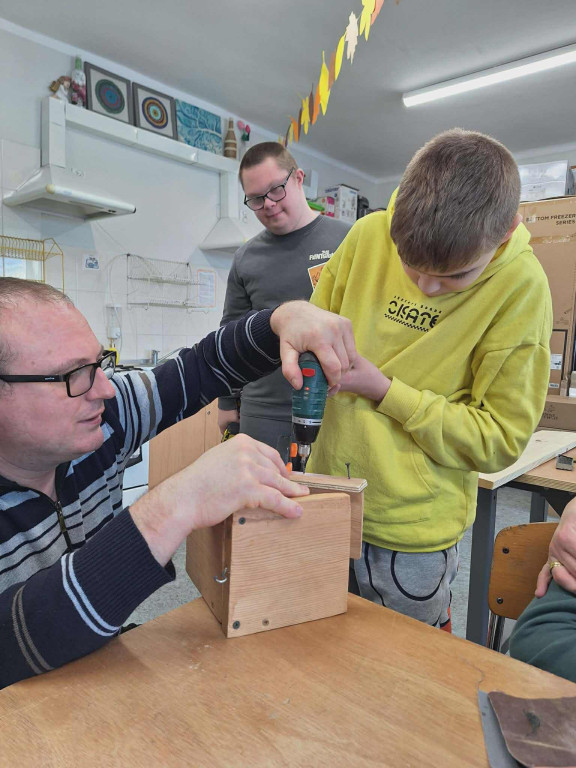 Zajęcia robienia karmników dla ptaków w SOSW