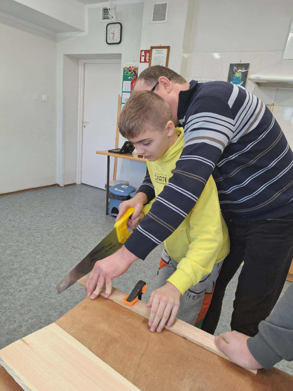 Zajęcia robienia karmników dla ptaków w SOSW