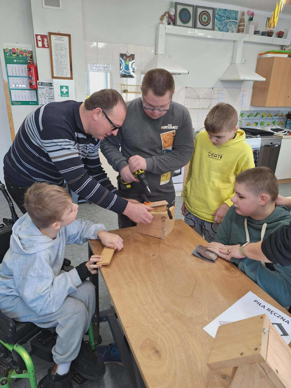 Zajęcia robienia karmników dla ptaków w SOSW