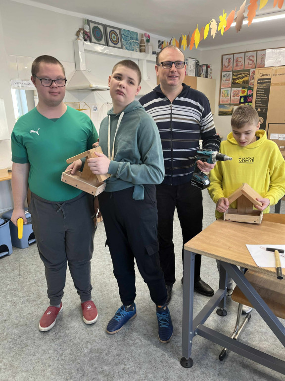 Zajęcia robienia karmników dla ptaków w SOSW