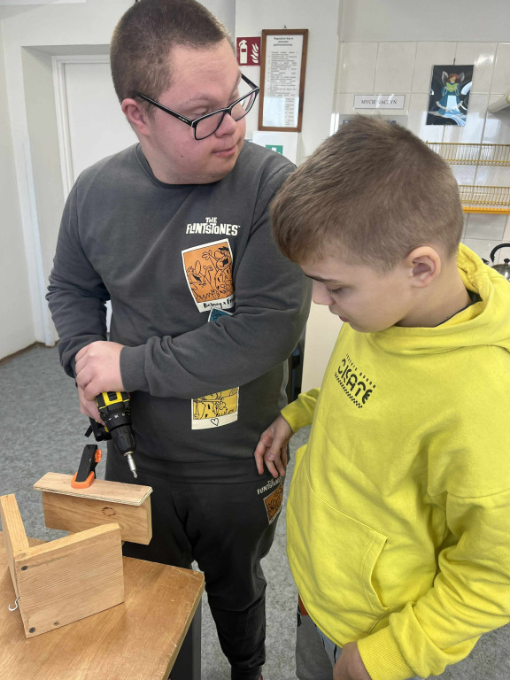 Zajęcia robienia karmników dla ptaków w SOSW