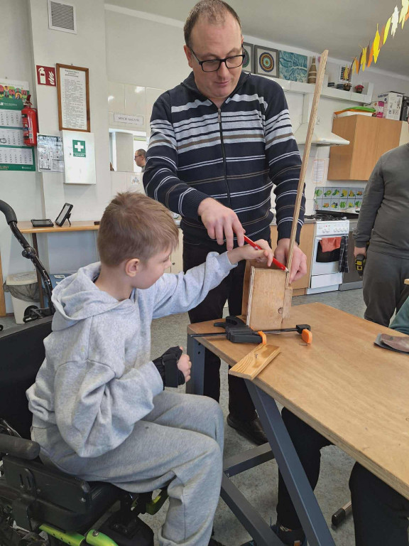 Zajęcia robienia karmników dla ptaków w SOSW