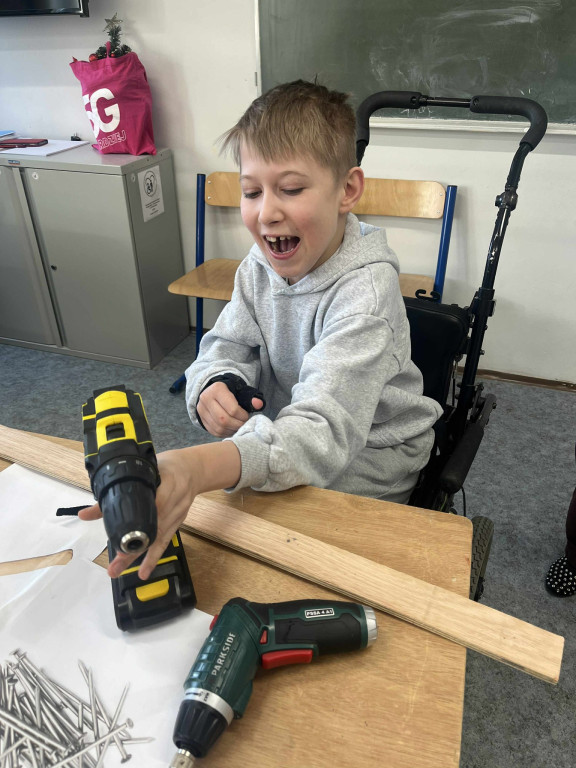 Zajęcia robienia karmników dla ptaków w SOSW